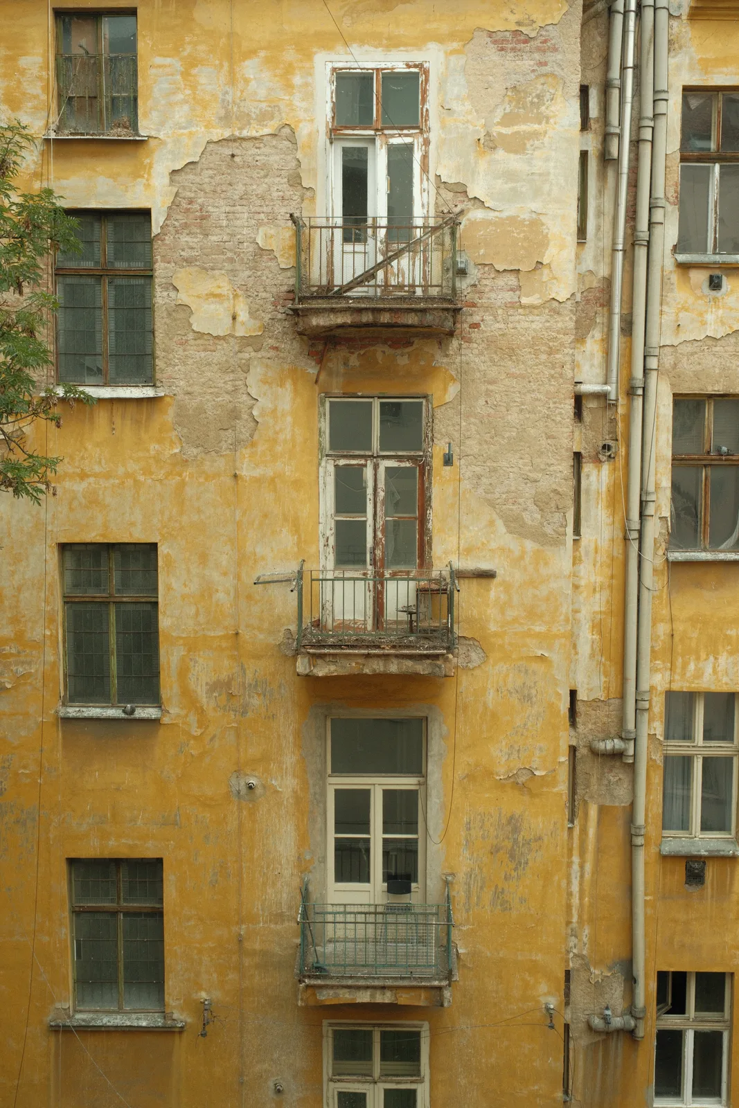 Abblätternder Putz, Balkon, Nachmittagslicht