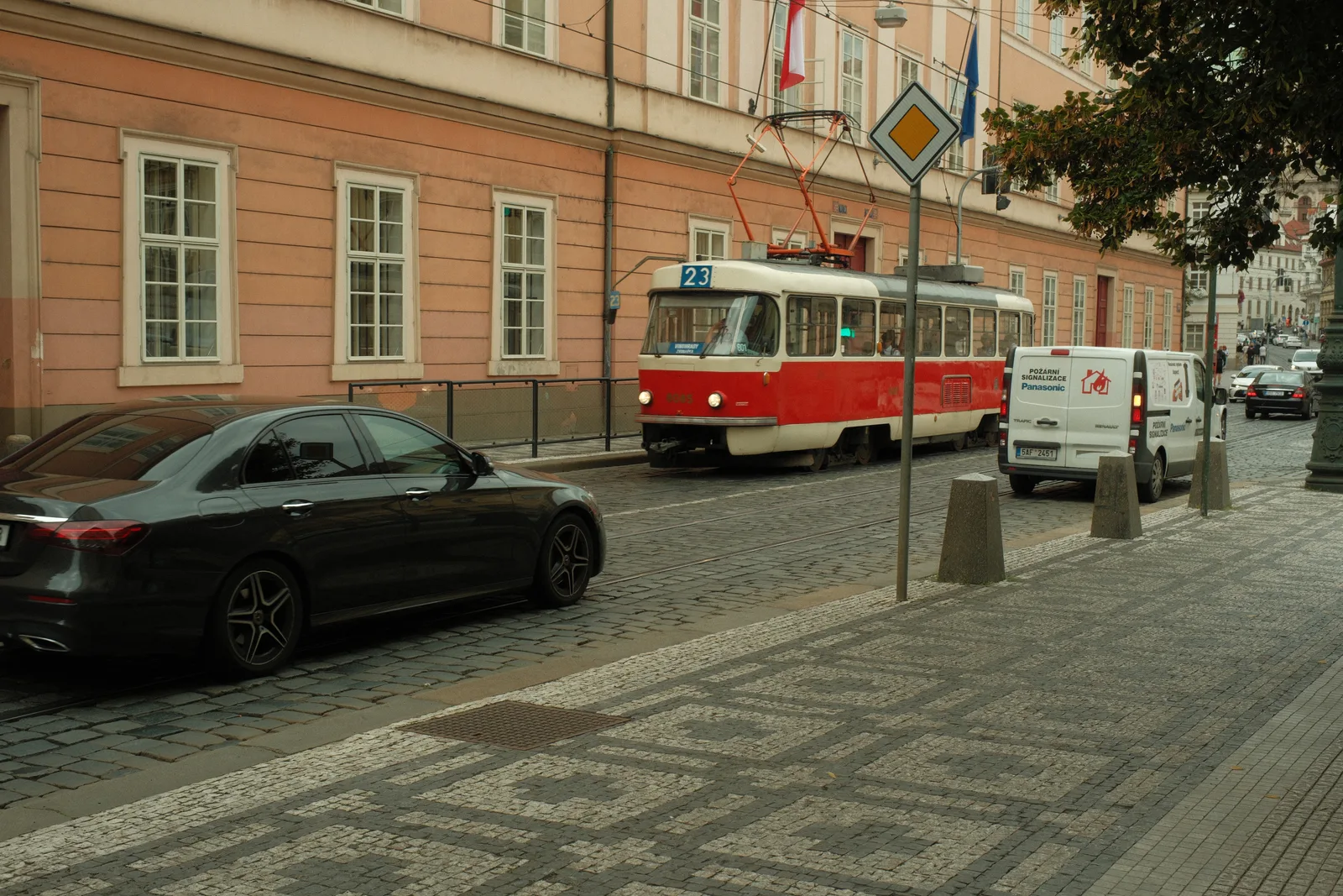 Straßenbahn in einer Seitengasse