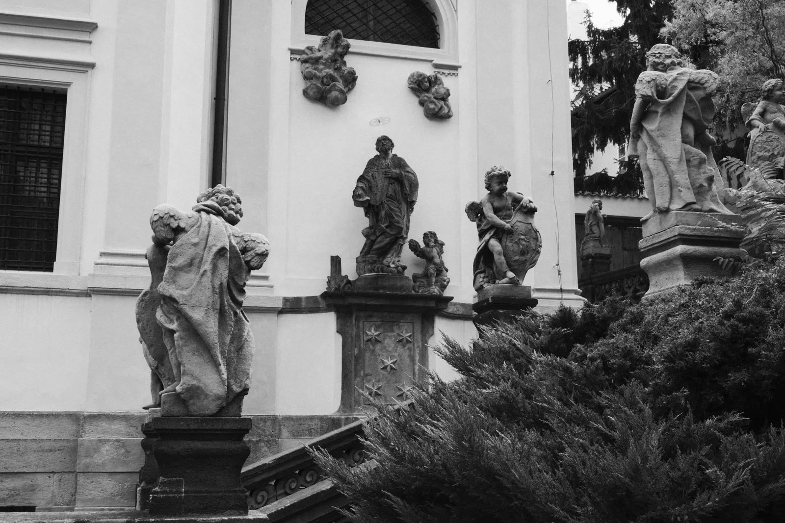 Barocke Figuren an einer Kirchenfassade