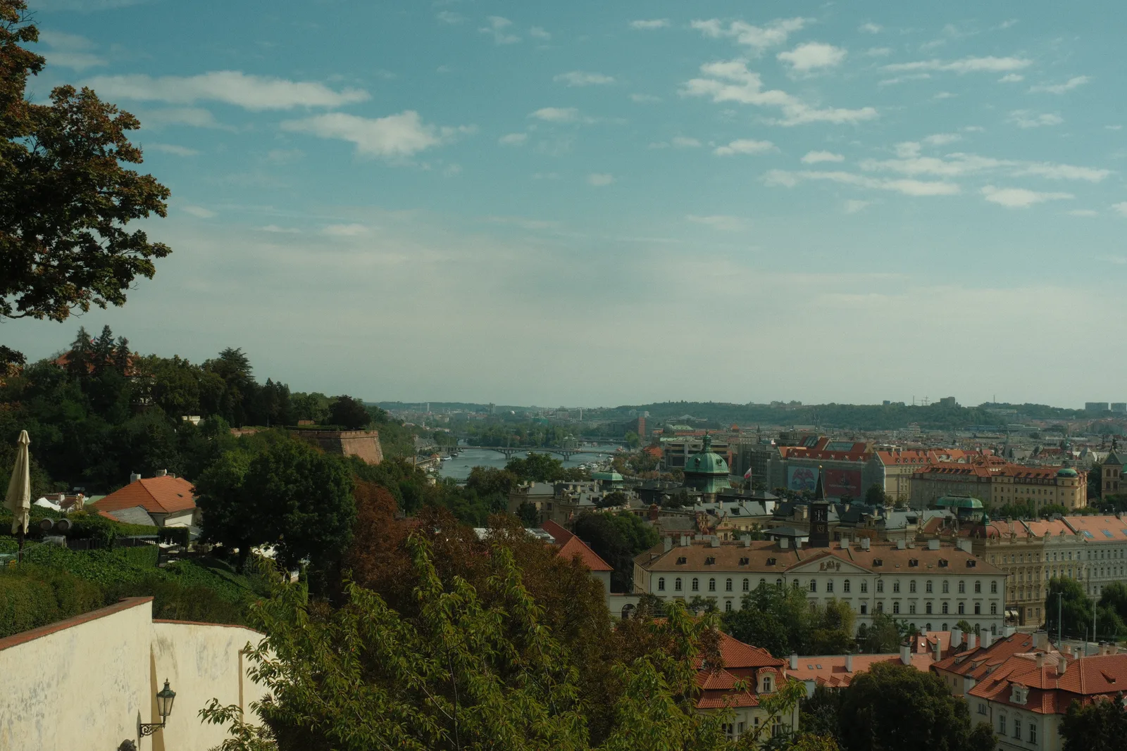 Blick über die Stadt und die Moldau