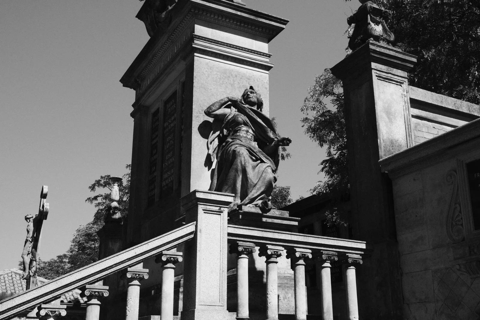 Denkmal über der Balustrade