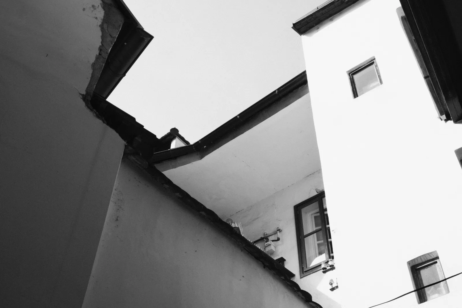 Weiße Wand, harte Kante
